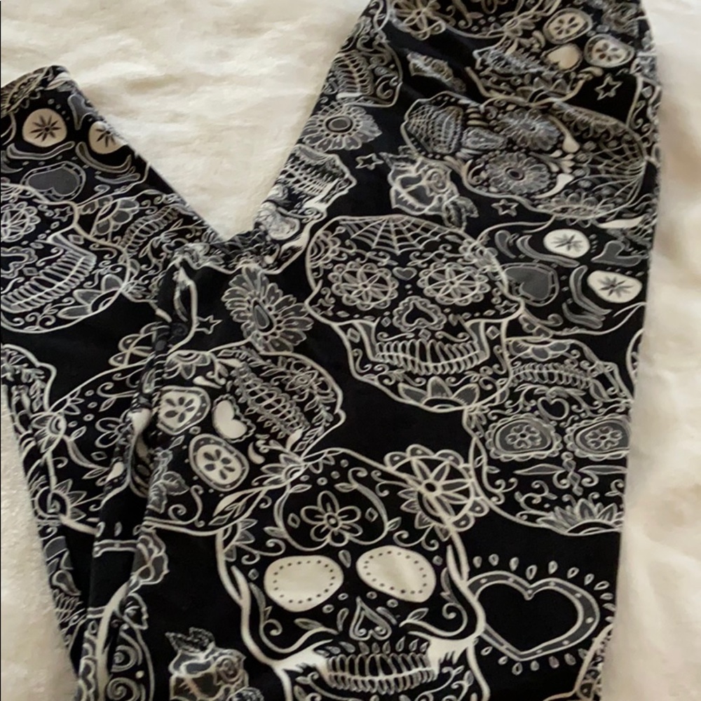 Gently preloved Lularoe skull 💀 leggings
